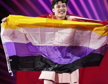 Δεν είναι της χώρας του: Τι συμβολίζει η σημαία που ύψωσε ο άφυλος νικητής της Eurovision 2024