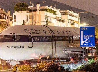 Το «αεροσκάφος του Αριστοτέλη Ωνάση» πήρε τη νέα θέση του στη Λ. Βουλιαγμένης