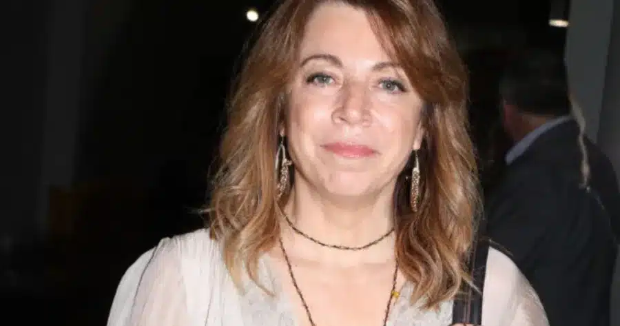 Γυναικάρα στα 61 της: Η Δήμητρα Παπαδοπούλου πόζαρε ξαπλωμένη στην ξαπλώστρα και έκλεψε τα βλέμματα