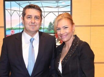 Γιώργος Μυλωνάκης: Ποιος είναι σύζυγος της Τίνας Μεσσαροπούλου που έγινε ο νέος υφυπουργός παρά τω πρωθυπουργώ