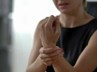 Αν τελευταία έχετε πόνους σε αρθρώσεις, σταματήστε να τρώτε τα 4 πράγματα