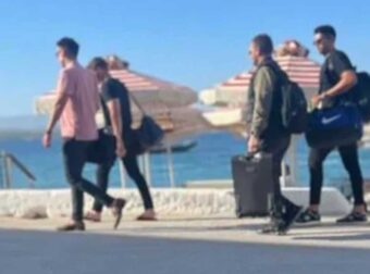 Στις Σπέτσες ο Στέφανος Κασσελάκης με τον Τάιλερ
