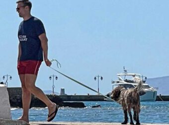 Στέφανος Κασσελάκης: Χαλαρό Σαββατοκύριακο στις Σπέτσες – Βόλτα με τη Φάρλι στην παραλία