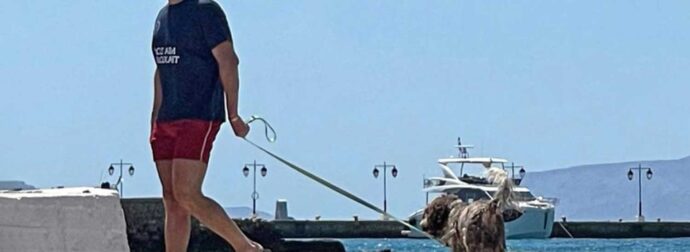Στέφανος Κασσελάκης: Χαλαρό Σαββατοκύριακο στις Σπέτσες – Βόλτα με τη Φάρλι στην παραλία