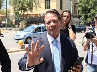 Απόστολος Λύτρας: «Δεν μπορούσε να μιλήσει, μόνο έγνεφε» – Οι μαρτυρίες από την κλινική για την σύζυγο του ποινικολόγου