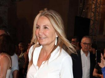 Μαρέβα Γραμπόφσκι Μητσοτάκη: Υπέρκομψη στο Ηρώδειο με glam φούστα παρεό με παγιέτες και αρχαιοελληνικό μοτίβο