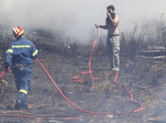 «Κόλαση» η φωτιά στη Βάρης – Κορωπίου: Ζημιές σε επιχειρήσεις, κάηκαν σπίτια, εκκενώθηκαν 3 παιδικές κατασκηνώσεις