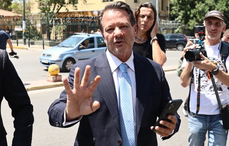 Απόστολος Λύτρας: «Το χτύπημα στο πρόσωπο της συζύγου μου έγινε ενστικτωδώς και παρορμητικά» – Τι είπε στην ανακρίτρια