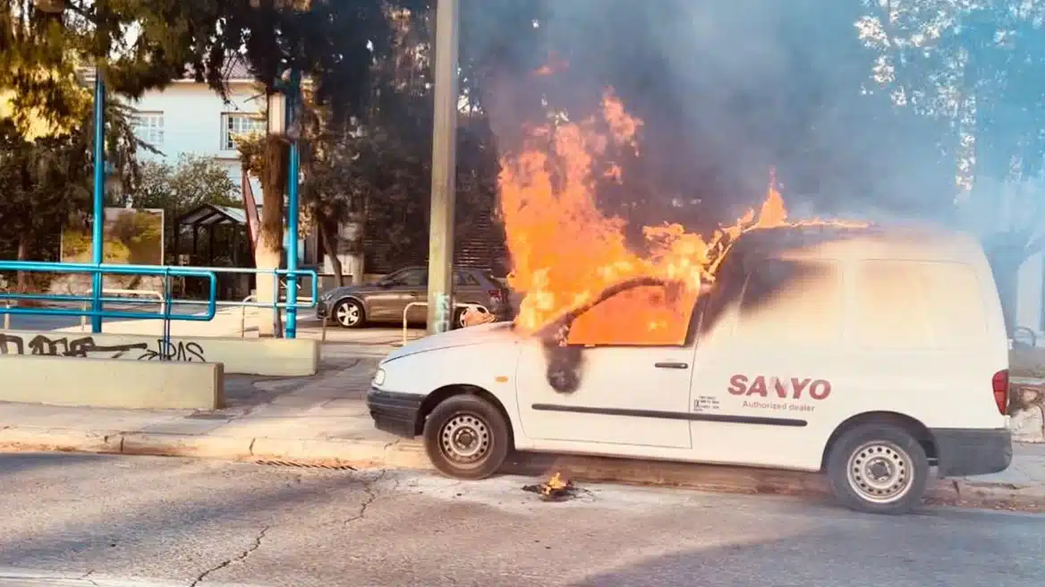 Φωτιά σε βαν επί της Λεωφόρου Κηφισίας – Μποτιλιάρισμα στο ρεύμα προς την Αθήνα