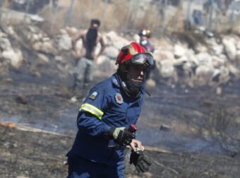 Συνελήφθη ο ιδιοκτήτης γνωστής ταβέρνας για τη φωτιά στη Βαρυμπόμπη