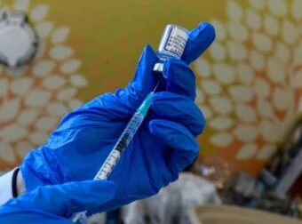 Εμβόλια: Τι αλλάζει για τους ενήλικες – Νέο πρωτόκολλο εμβολιασμού κατά της COVID-19