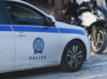 Θρίλερ στο Κορωπί: Άνδρας «μπούκαρε» στο Α.Τ και τραυμάτισε με κατσαβίδι δύο αστυνομικούς
