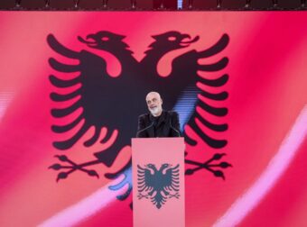 Ράμα από Χανιά: «Κοιμόσασταν στα χωράφια, τώρα είστε ισότιμοι πολίτες – Ζńτω η Αλβανία και η Ελλάδα»