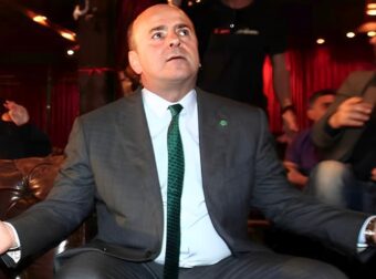 Βόμβα από τον Αλαφούζο – Auτή είναι την πασίγνωστη ελληνική εφημερίδα αγοράζει