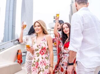 Στα άδυτα των ακόλαστων porta potty πάρτι στο Ντουμπάι – Τι λέει Ελληνίδα επιχειρηματίας