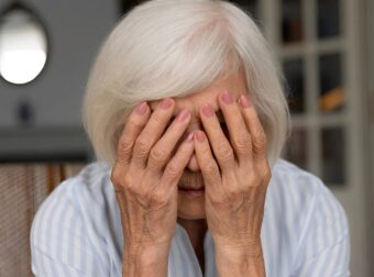 Οι σωματικοί πόνοι που «φωνάζουν» ότι έχουμε κατάθλιψη