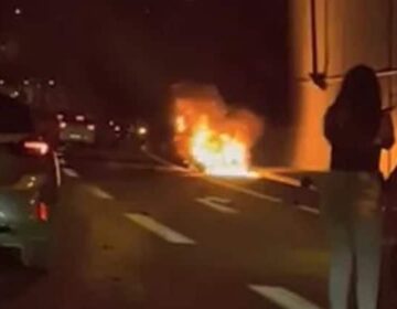 Mηχανή τυλίχθηκε στις φλόγες στην Αττική Οδό – Σε σοβαρή κατάσταση ο οδηγός