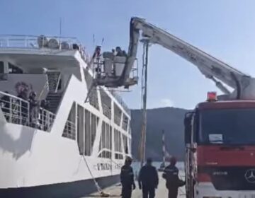 Έσπασε ο καταπέλτης πλοίου – Με βραχιονοφόρο όχημα της Πυροσβεστικής αποβιβάστηκαν οι επιβάτες