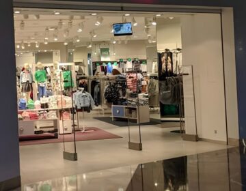 Ανακαλούνται παιδικά ρούχα πασίγνωστης εταιρίας – Οι σοβαροί κίνδυνοι που μπορεί να κρύβουν