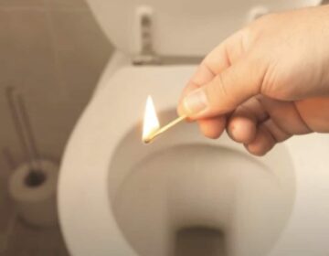 Ρίξε ένα αναμμένο σπίρτο μέσα στην τουαλέτα – Μια λύση σε ένα πρόβλημα που κάθε σπίτι χρειάζεται