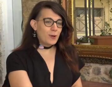 Η πρώτη διεμφυλική γυναίκα πρόεδρος ελληνικού κόμματος