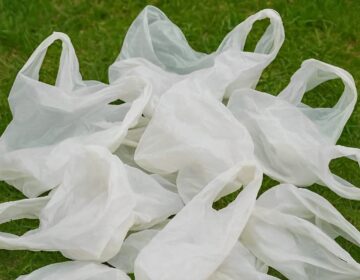 Σταματήστε να πετάτε τις πλαστικές σακούλες από τα ψώνια – 10 έξυπνα κóλπα για να τις χρησιμοποιήσετε μέσα στο σπίτι