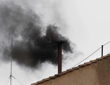 Μαύρος καπνός στο Βατικανό για την εκλογή του νέου Πάπα