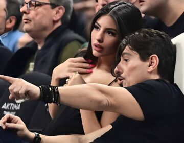 Λουστρίνι γόβα, ροζ πεντικιούρ, μαύρος κορσές και βάψιμο… για πίστα: Όλοι σήμερα μιλάνε για το πως πήγε στο ΟΑΚΑ η κόρη του Γιαννακόπουλου