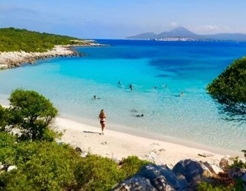 Ζεστά νερά, χωρίς κύμα: Το ελληνικό νησί των 7 κατοίκων έχει 1 παραλία που δεν βρίσκεις ούτε στην Καραϊβική