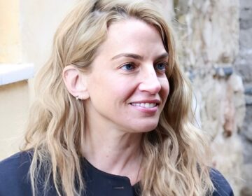 Χρυσή Βαρδινογιάννη: Η ανοιξιάτικη εμφάνιση με αέρινη πουκαμίσα και λινό παντελόνι