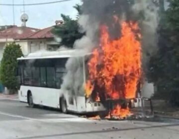 Λεωφορείο του ΚΤΕΛ πήρε φωτιά εν κινήσει – Πρόλαβαν να βγουν οι επιβάτες