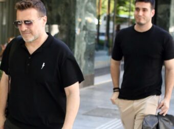 Όλοι κοιτούσαν τα παπούτσια του – Σπάνια εμφάνιση του Γιάννη Πλούταρχου στο κέντρο της Αθήνας μαζί με τον γιο του