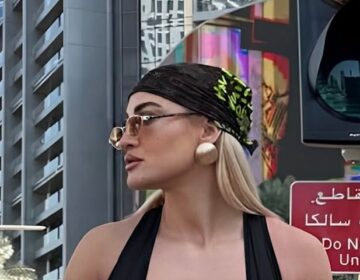 Πασίγνωστη Ελληνίδα πήγε Ντουμπάι και πόζαρε με τεpάστια τσάντα 4.000 εupώ
