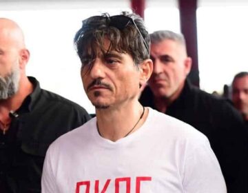 Χαμός με την εμφάνιση του Δημήτρη Γιαννακόπουλο στο ΣΕΦ – Τι σημαίνουν τα αρχικά στο μπλουζάκι του