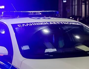 Tpόμος για 41χρονο: Συνελήφθη 24χρονος που άρπαξε τον σύντροφό του από τον λαιμό 