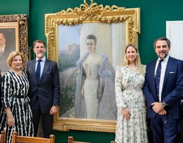 Οικογένεια Ντε Γκρες – Χρυσή Βαρδινογιάννη: Φωτογραφίζονται κάτω από το πορτρέτο της Βασίλισσας Όλγας