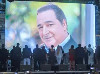 Βασίλης Καρράς: Σείστηκε το Καλλιμάρμαρο μόλις ανέβηκε στη σκηνή αυτός ο τραγουδιστής – Είπε το «Νύχτα ξελογιάστρα» κι έκλαιγε όλο το στάδιο