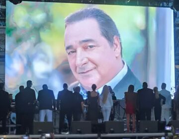 Βασίλης Καρράς: Σείστηκε το Καλλιμάρμαρο μόλις ανέβηκε στη σκηνή αυτός ο τραγουδιστής – Είπε το «Νύχτα ξελογιάστρα» κι έκλαιγε όλο το στάδιο