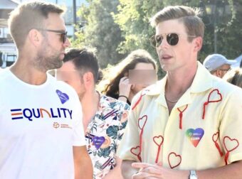 Στο Athens Pride με τον σύζυγό του και την Φάρλι, ο Στέφανος Κασσελάκης