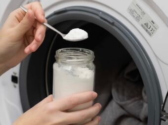 Τα ρούχα μυρίζουν φρεσκάδα χωρίς μαλακτικό: Χρησιμοποιήστε αuτό το φυσικό συστατικό