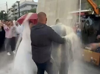 Χαμός σε γάμο στο Κιάτο: Έριξαν με… φορτωτή 550 κιλά ρύζι σε νεόνυμφους
