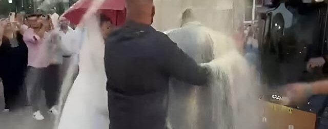 Χαμός σε γάμο στο Κιάτο: Έριξαν με… φορτωτή 550 κιλά ρύζι σε νεόνυμφους