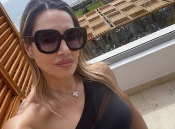 Ελένη Πετρουλάκη: Οργισμένη απάντηση στους επικριτές – «Είμαι 54, στην εμμηνόπαυση, μητέρα τεσσάρων παιδιών»