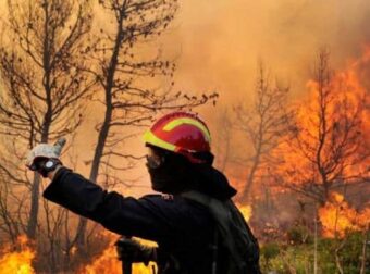 Ερέτρια: Φωτιά καίει κοντά σε σπίτια – Μήνυμα του 112 προς τους κατοίκους