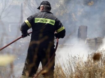 Φωτιά στο Κορωπί – Επιχειρούν 55 πυροσβέστες και δύο ελικόπτερα