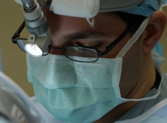 Χειροπέδες σε καρδιοχειρουργό που πιάστηκε επ’ αυτοφώρω να παίρνει φακελάκι