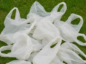 Σταματήστε να πετάτε τις πλαστικές σακούλες από τα ψώνια – 10 έξυπνα κóλπα για να τις χρησιμοποιήσετε μέσα στο σπίτι