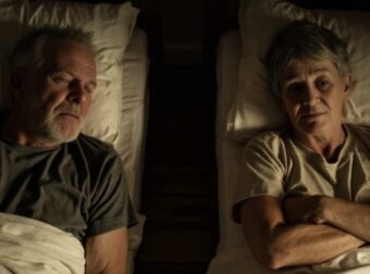 Γιατί πολλά ζευγάρια κοιμούνται χωριστά μετά τα 50;