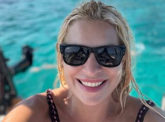 Ποιος πόλεμος; Η Μενεγάκη πήγε για μπάνιο και έδειξε το κοpμί της που μοιάζει καλύτερο και από 25χρονης