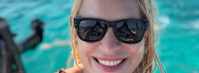 Ποιος πόλεμος; Η Μενεγάκη πήγε για μπάνιο και έδειξε το κοpμί της που μοιάζει καλύτερο και από 25χρονης